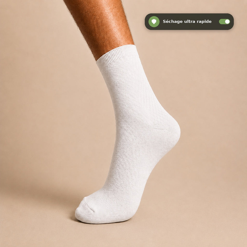 Trois coloris de chaussettes BambStore en bambou portées : gris anthracite, gris clair et blanc